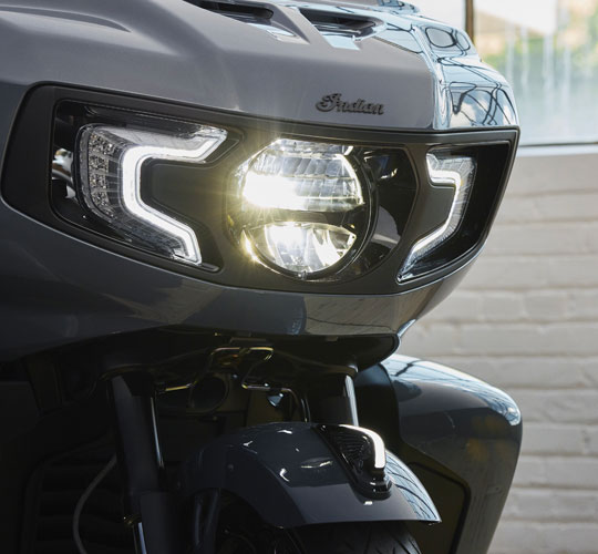 SOUS LE FEU DES PROJECTEURS